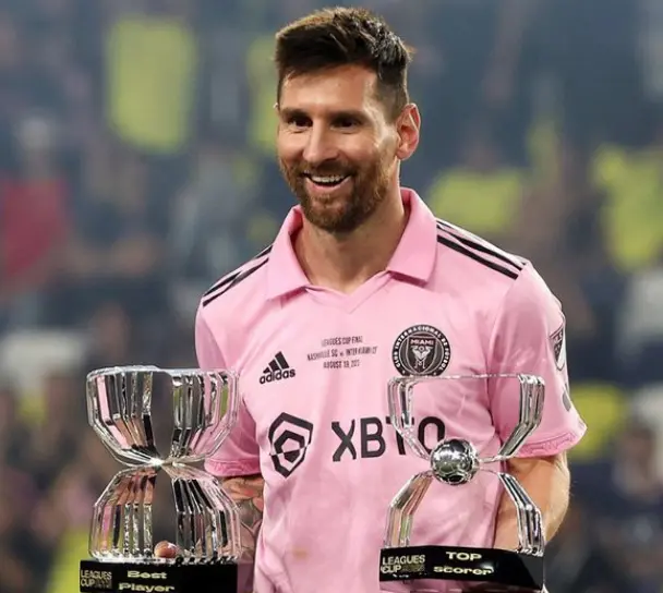 近这位伟大, 梅西也在社